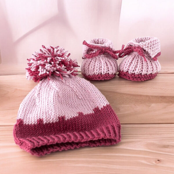 Mütze und Schuhe in weinrot-rosa gestrickt aus Wolle