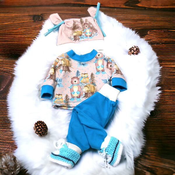 Puppenkleidung mit Wintertieren mit Mütze, Pullover, Hose und Schuhe