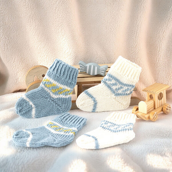 Babysocken handgestrickt aus weicher Wolle (Merino) in blau und weiß mit Muster