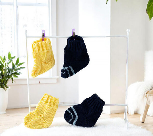 Puppensocken aus Wolle in Gelb und Blau
