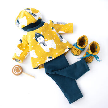 Puppenkleidung mit Lama gelb Mütze, Pullover, Hose und Schuhe