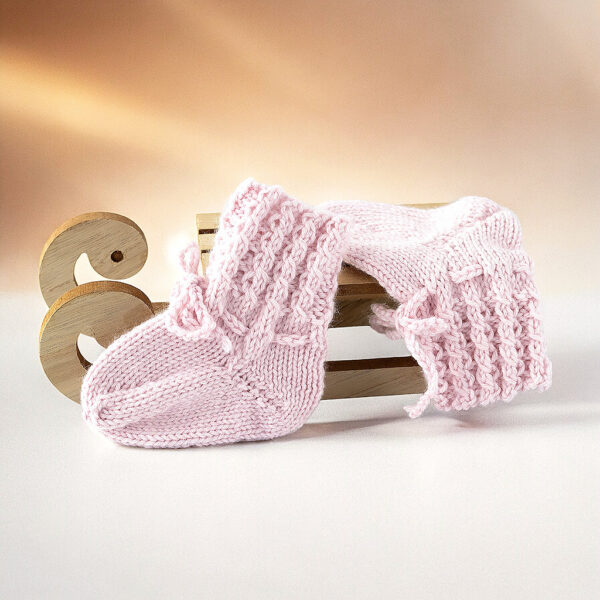 Babysocken handgestrickt aus weicher Babywolle in zartem rosa und einem Muster im Schaftbereich