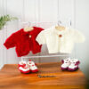 Jacke und Schuhe in rot oder weiß