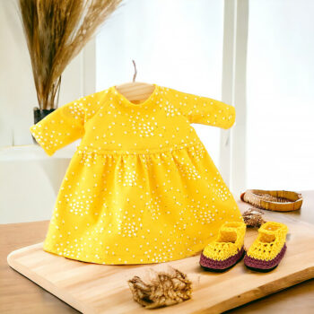 Puppenkleid für Waldorfpuppen mit Kleid und langem Armen und Schuhen in fröhlichem gelb