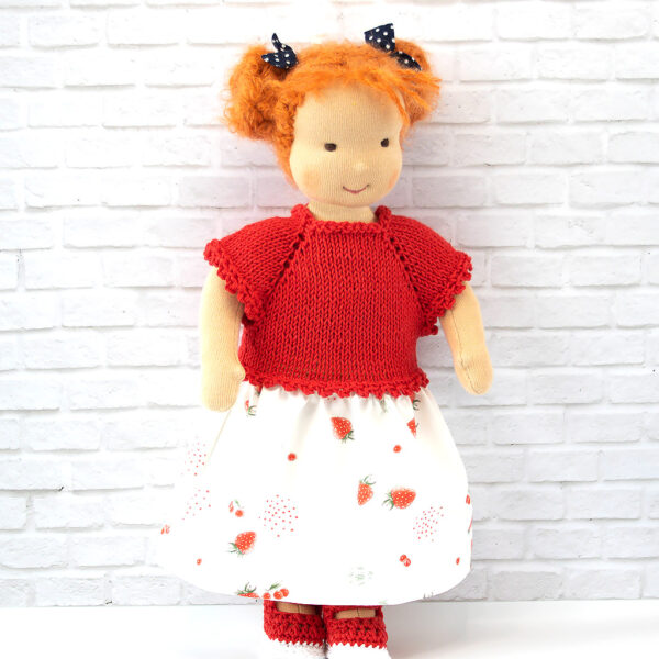 Puppenkleidung Kleid mit Erdbeeren angezogen