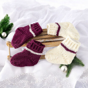 Socken für Waldorfpuppe in lila und weiß