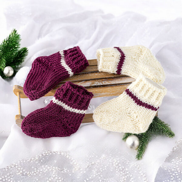 Socken für Waldorfpuppe in lila und weiß