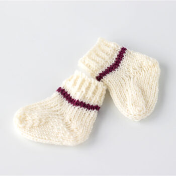 Socken für Waldorfpuppe in lila und weiß