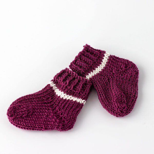 Socken für Waldorfpuppe in lila und weiß