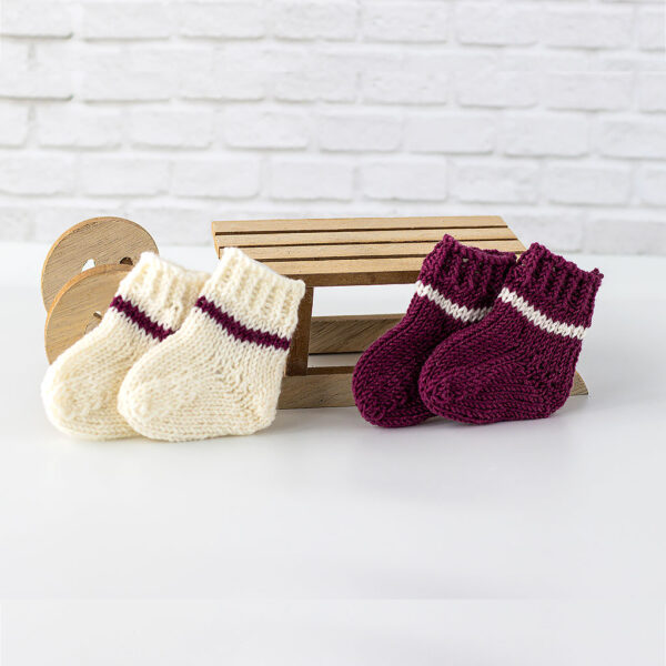 Socken für Waldorfpuppe in lila und weiß