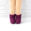 Socken für Waldorfpuppen lila angezogen