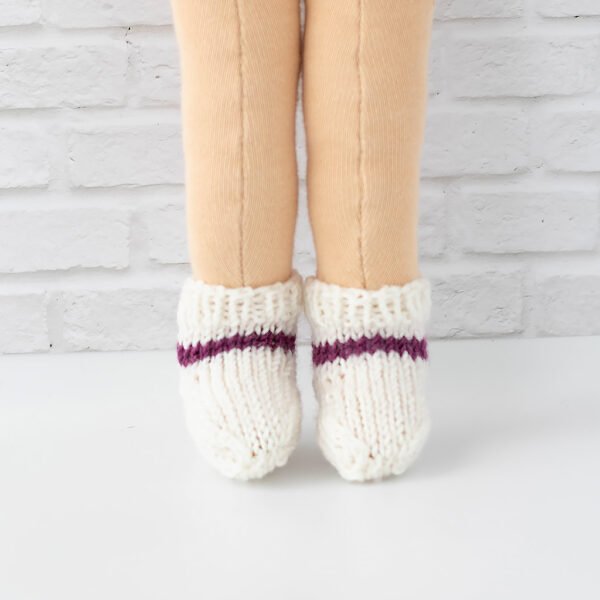 Socken für Waldorfpuppen weiß angezogen