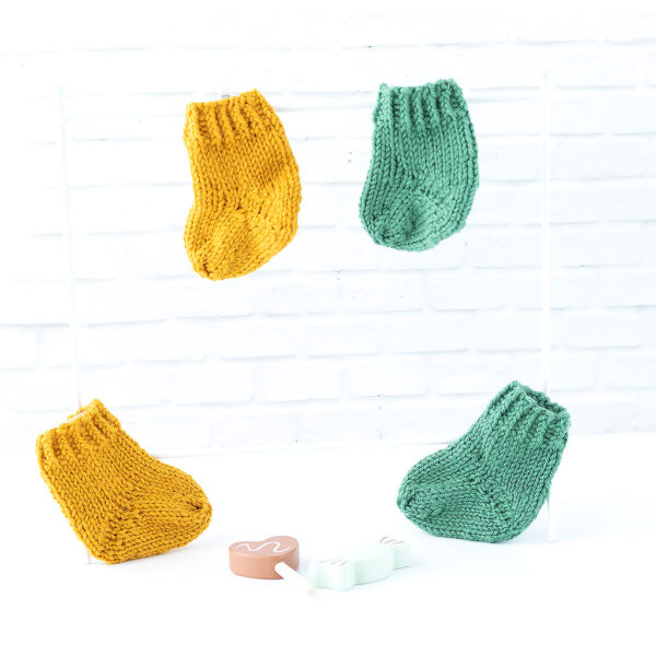 Socken für Waldorfpuppen senf grün