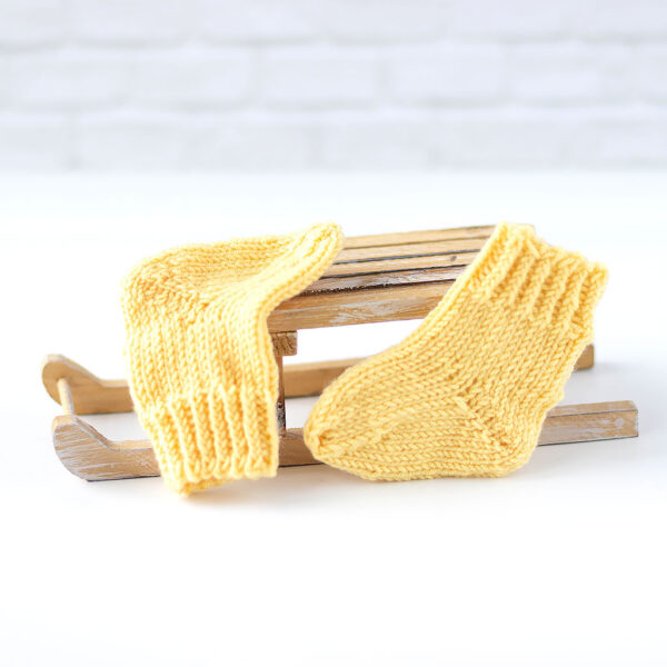 Puppensocken aus Wolle in gelb
