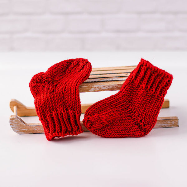 Puppensocken aus Wolle in rot