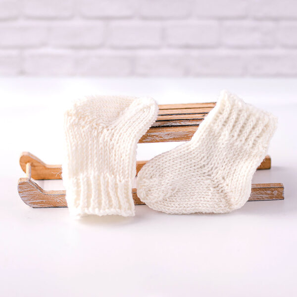 Puppensocken aus Wolle in weiß