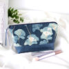 Kleine Kosmetiktasche mit Gingkoblätterdruck und Kunstleder in blau