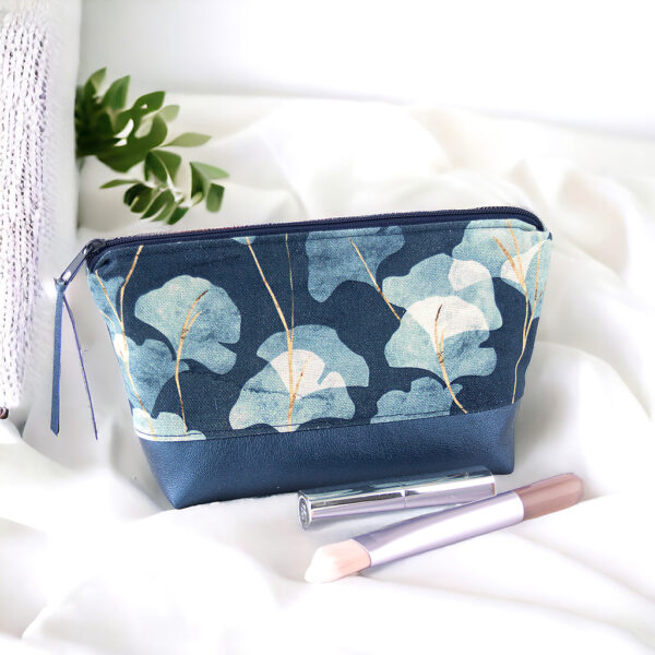 Kleine Kosmetiktasche mit Gingkoblätterdruck und Kunstleder in blau