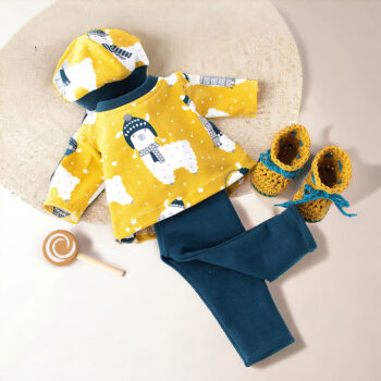 Puppenkleidung mit Lama in gelb mit Mütze, Pullover, Hose und Schuhe