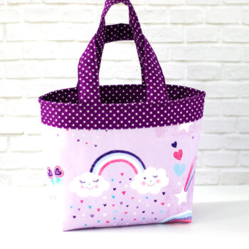 Kindertasche Regenbogenwolken in lila Rückseite