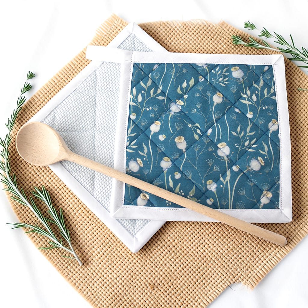 Handgemachte Topflappen mit blauem Mohnblumen-Stoff und hellblauer Rückseite aus Waffelpique