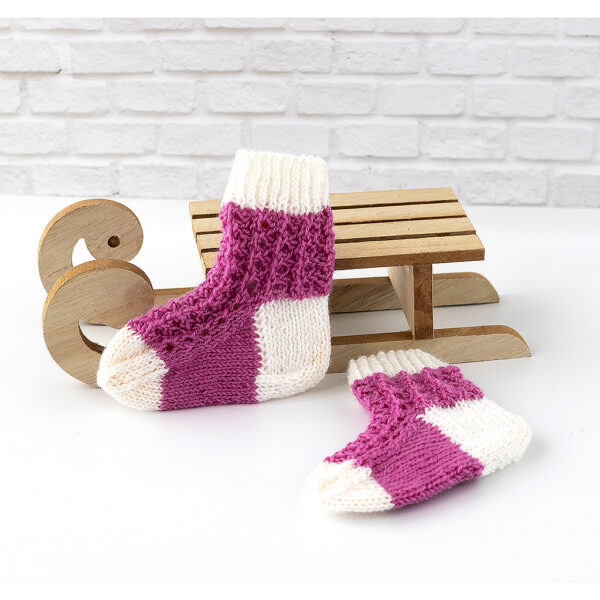 Babysocken mit Lochmuster