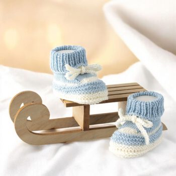 Babyturnschuhe gestrickt in hellblau-weiß