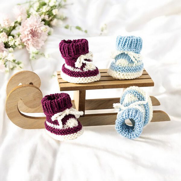 Puppenturnschuhe gestrickt aus Wolle in Beere oder Blau