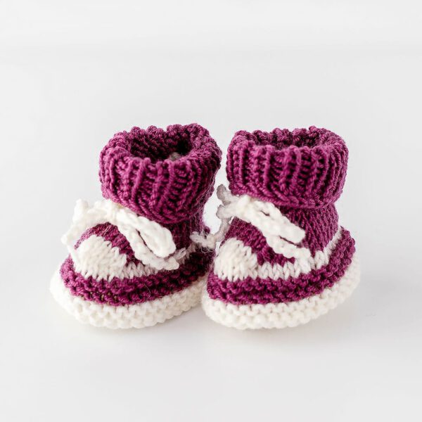 Puppenturnschuhe gestrickt aus Wolle Beere