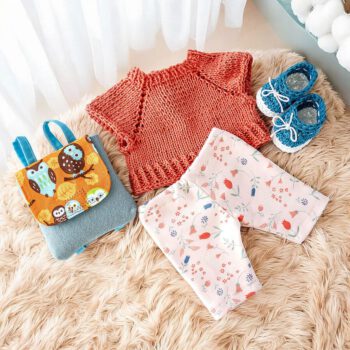 Puppenset Sommerwiese, Pullover, kurze Hose, Schuhe und Rucksack