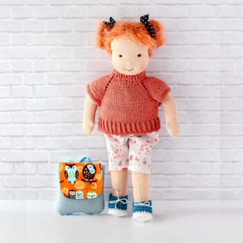 Puppenset Sommerwiese, Pullover, kurze Hose, Schuhe und Rucksack