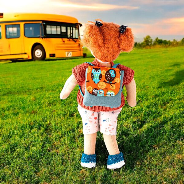 Puppenset Sommerwiese Rucksack an der Puppe