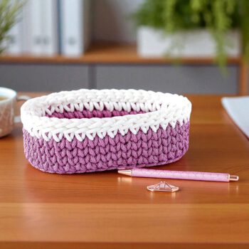 Häkelkorb in Rosa und Weiß mit Holzboden als Aufbewahrungskorb für Zuhause
