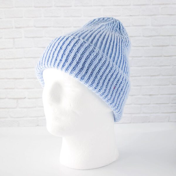 Damenmütze Hellblau am Styroporkopf