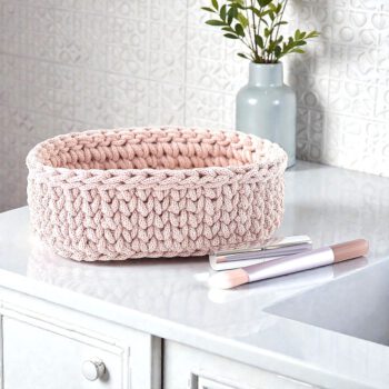 Korb in Rose gehäkelt aus Baumwollgarn mit Holzboden