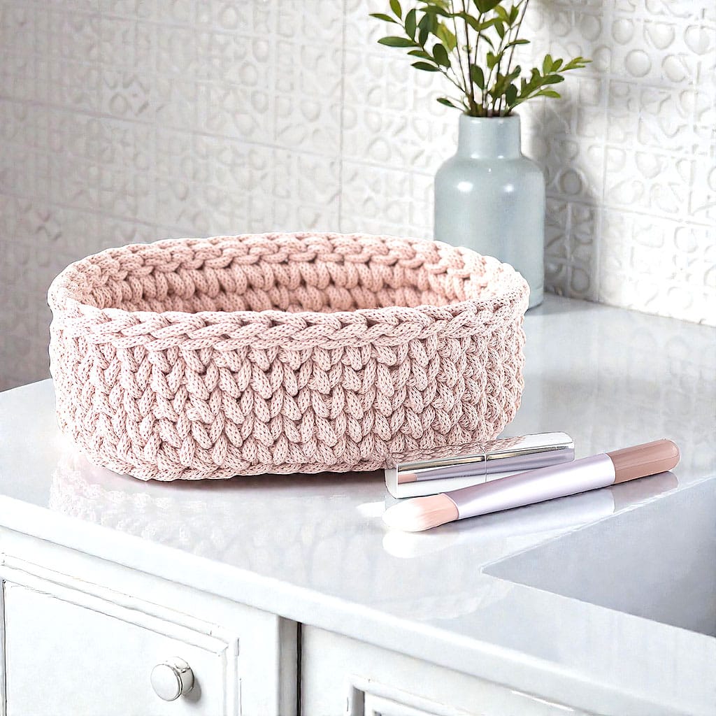 Korb in Rose gehäkelt aus Baumwollgarn mit Holzboden