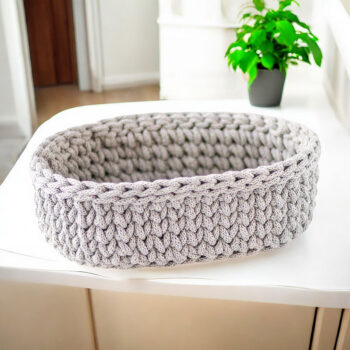 Korb aus hellgrauem Baumwollgarn mit Holzboden