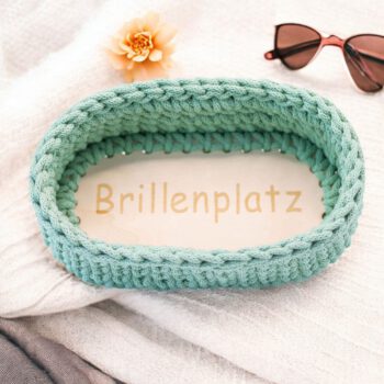 Korb Brillenparkplatz gehäkelt in grün mit Holzboden