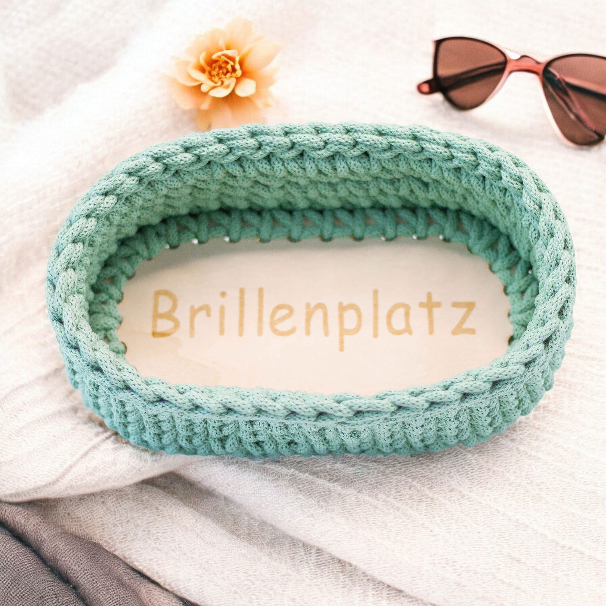 Korb Brillenparkplatz gehäkelt in grün mit Holzboden