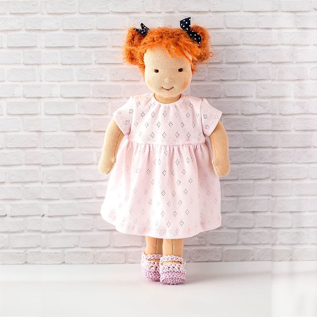 Puppenkleid rose mit Schuhen an Puppe