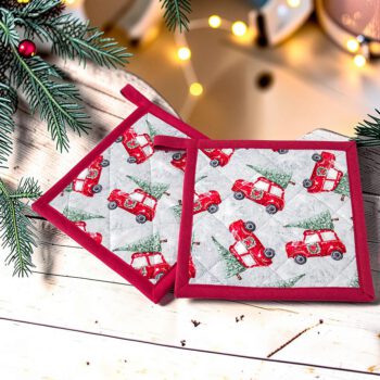 Weihnachtliche Topflappen mit roten Autos und grünen Tannenbäumen, kariert abgesteppt und rot eingefasst, als Küchenaccessoire