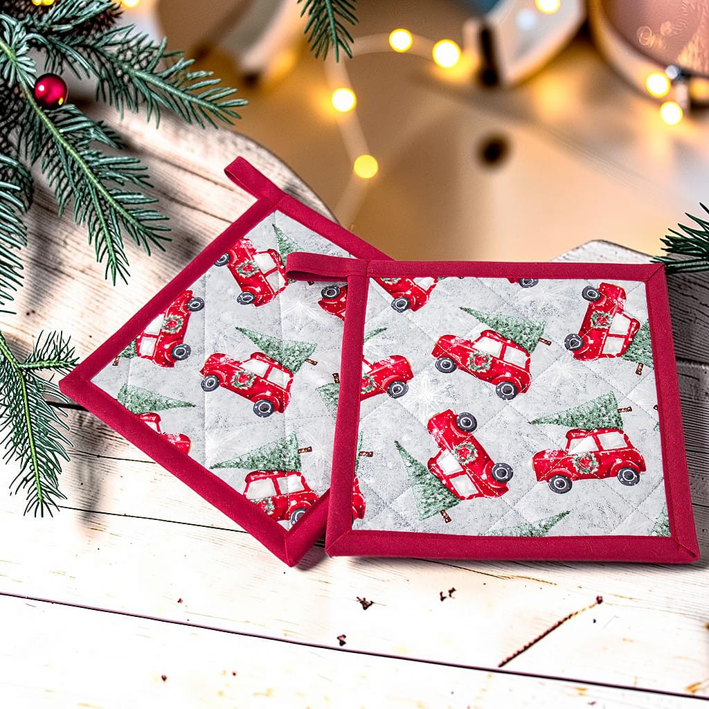 Weihnachtliche Topflappen mit roten Autos und grünen Tannenbäumen, kariert abgesteppt und rot eingefasst, als Küchenaccessoire