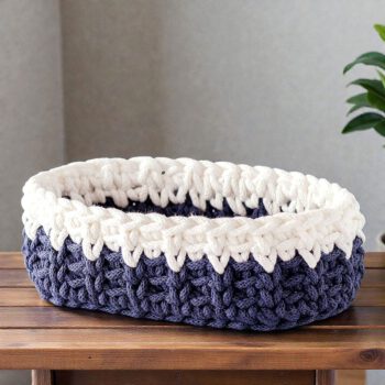 Korb blau weiß als Schlüsselplatz gehäkelt aus Baumwollgarn mit Holzboden